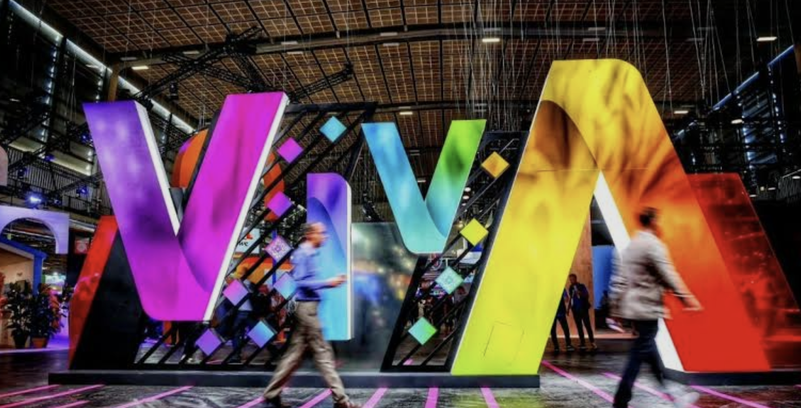 VivaTech à Paris — grande installation colorée des lettres VIVA dans un espace d'exposition