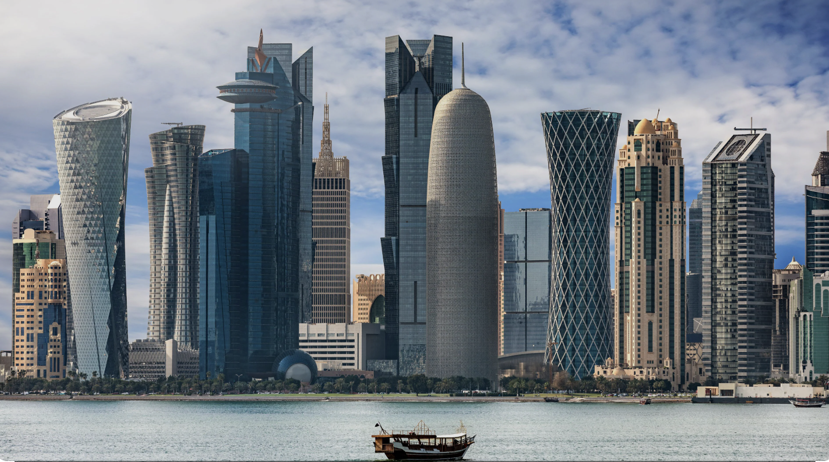 Skyline moderne de Doha au Qatar avec ses tours emblématiques et la baie
