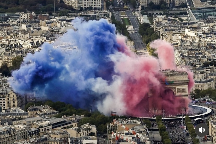 Fumigènes tricolores bleu, blanc, rouge au-dessus de l'Arc de Triomphe pour les Jeux Olympiques de Paris 2024
