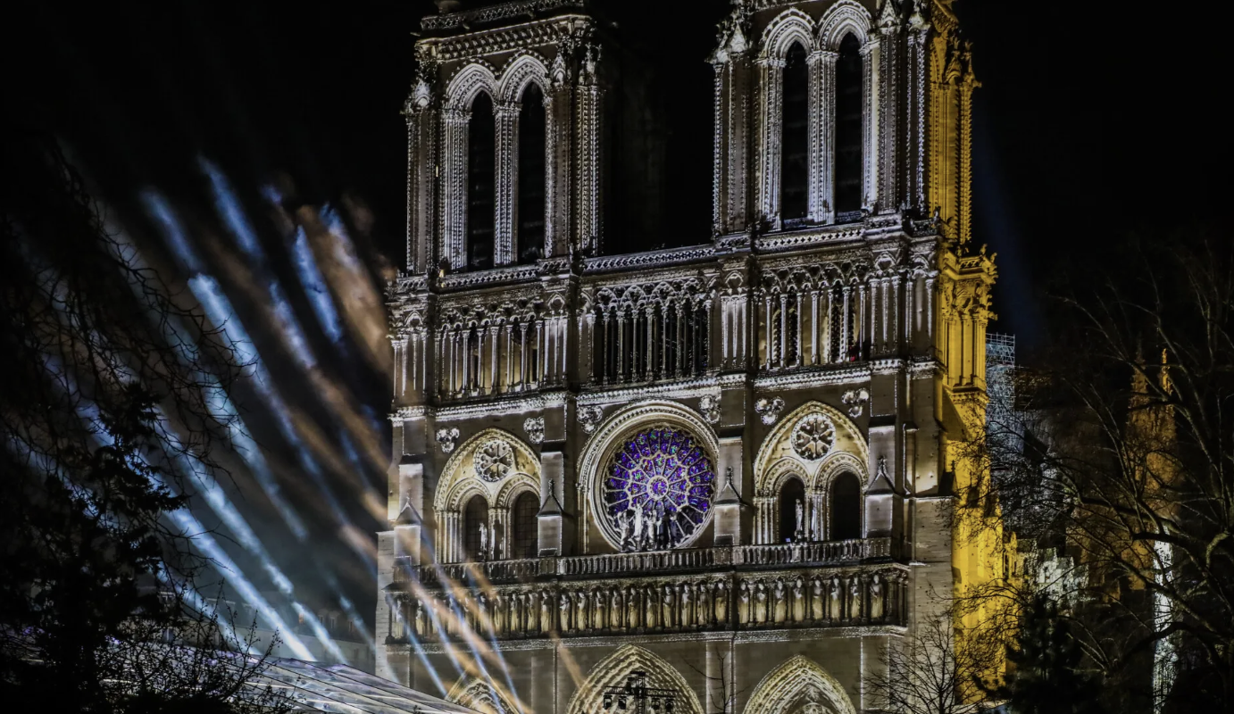 Cathédrale Notre-Dame de Paris illuminée lors de la cérémonie de réouverture en décembre 2024